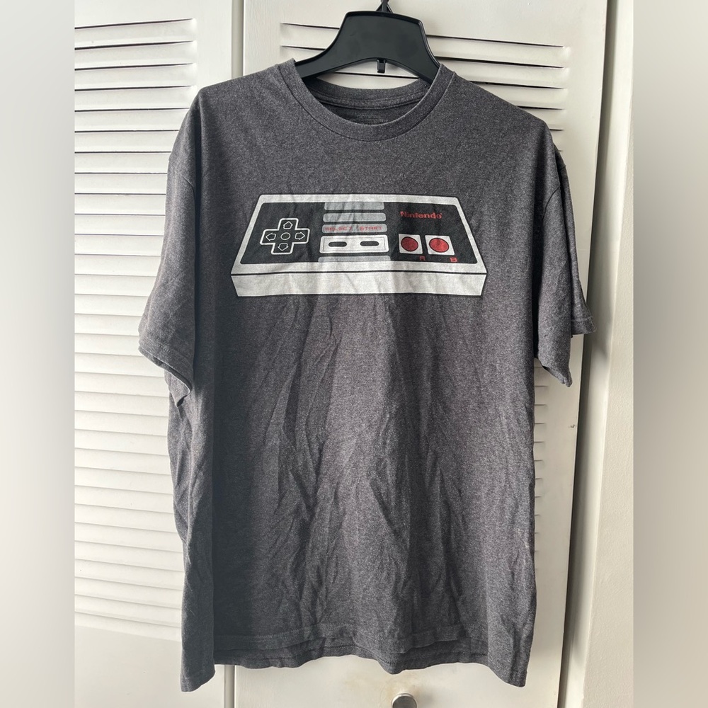 Nintendo Men’s Size XL Gray T-Shirt with Classic Controller Graphic